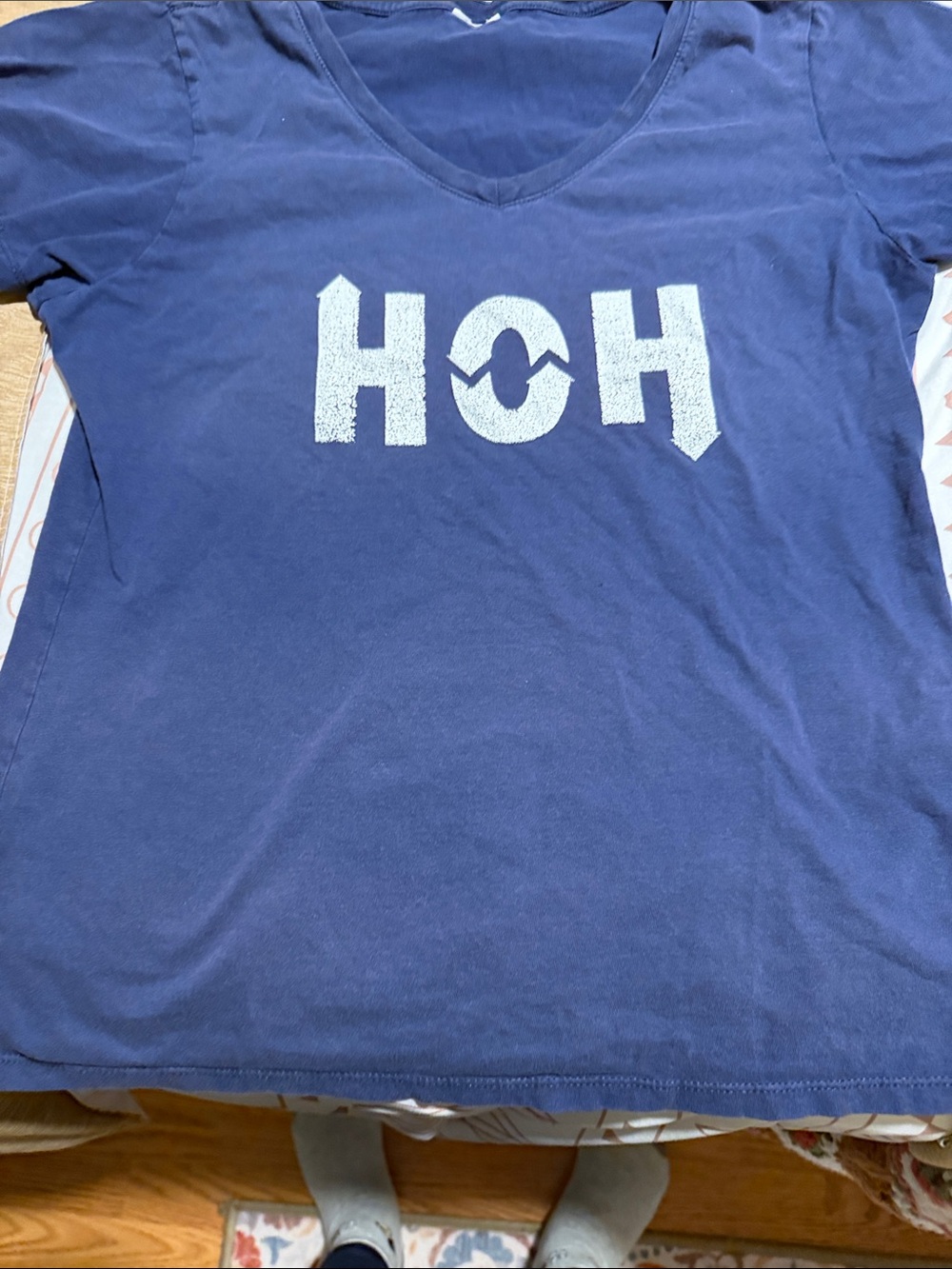 HOH Graphic V-Neck Tee in Navy